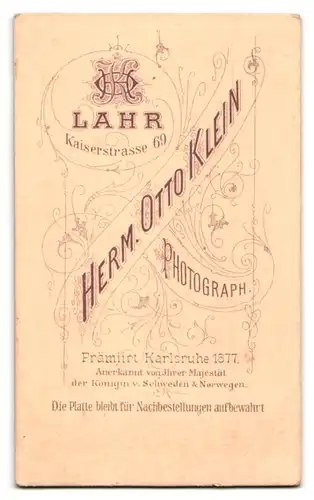 Fotografie Herm. Otto Klein, Lahr, Kaiserstr. 69, Portrait junger Knabe im Anzug mit Melone