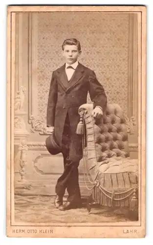 Fotografie Herm. Otto Klein, Lahr, Kaiserstr. 69, Portrait junger Knabe im feinen Anzug mit Melone in der Hand