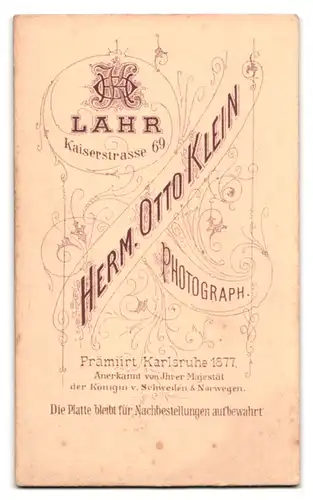 Fotografie Herm. Otto Klein, Lahr, Kaiserstr. 69, Portrait junger Knabe im feinen Anzug mit Melone in der Hand