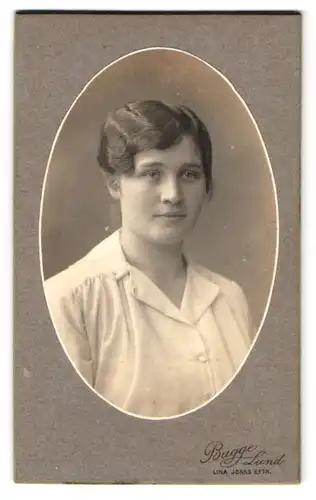 Fotografie P. Bagge, Lund, Bantorget 6, Portrait junge Frau im weissen Kleid mit gewellten Haaren