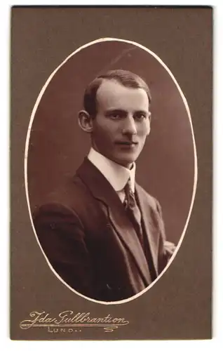 Fotografie Ida Gullbrantson, Lund, Stortorget 4, Portrait junger Mann im feinen Anzug mit Krawatte