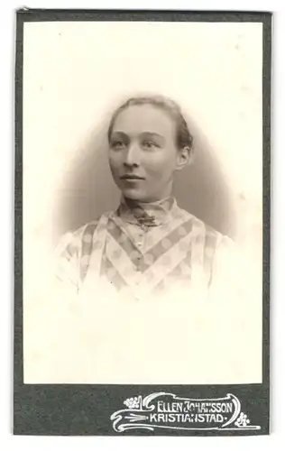 Fotografie Ellen Johansson, Kristianstad, Ö. Storgatan 70, Portrait junge Frau im gepunkteten Kleid