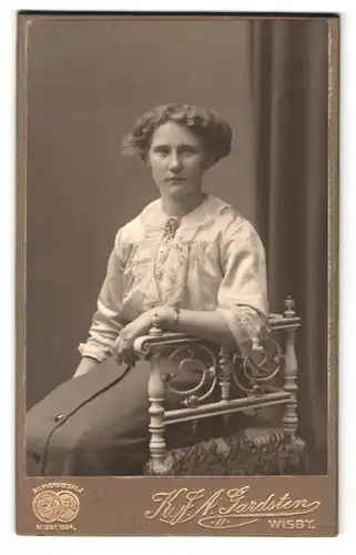 Fotografie K. J. A. Gardsten, Wisby, Skepparegatan 28, Portrait junge Frau in seidener Bluse mit Brosche