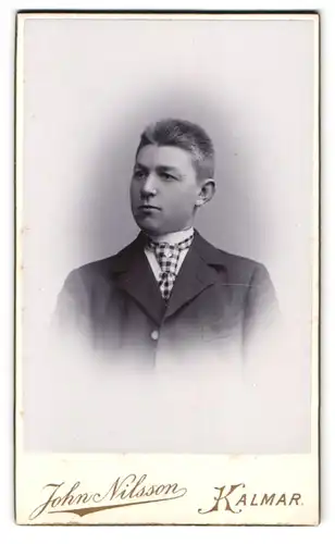 Fotografie john Nilsson, Kalmar, Portrait junger Knabe im Anzug mit karierter Krawatte