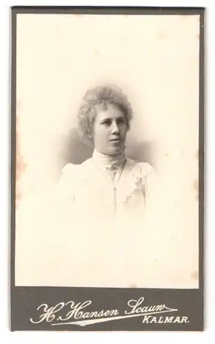 Fotografie H. Hansen Scaun, Kalmar, Södra Langgatan 31, Portrait Frau im weissen Kleid mit Locken