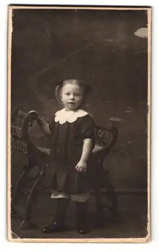 Fotografie M. Hansen, Kalmar, Södra Länggatan 31, Portrait kleines Mädchen im dunklen Kleid mit Rüschenkragen und Zöpfen