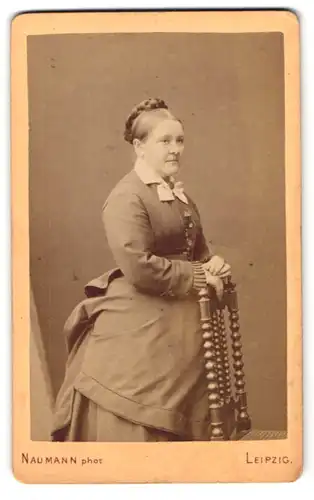 Fotografie Naumann, Leipzig, Töpferplatz, Portrait ältere Frau um Biedermeierkleid mit Dutt