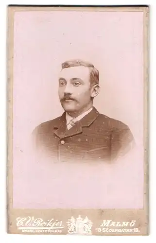 Fotografie C. V. Roikjer, Malmö, Södergatan 18, Portrait Mann im karierten Anzug mit Oberlippenbart