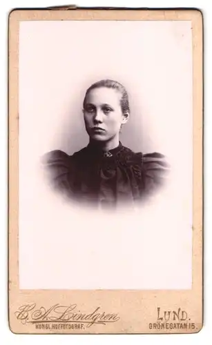 Fotografie B. A. Lindgren, Lund, Grönegatan 15, Portrait junge Frau im Kleid mit Puffärmel