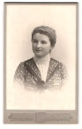 Fotografie Georg Michel, Strassburg i. E., Portrait junge Frau im Kleid mit zurückgebundenen Haaren