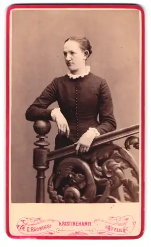 Fotografie Er. G. Rädberg, Kristinehamn, Portrait junge Frau im Biedermeierkleid mit Rüschekragen