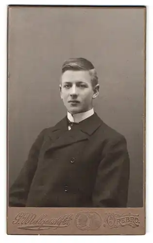 Fotografie G. Mellqvist & Co., Örebro, Portrait junger Mann im Anzug mit Fliege