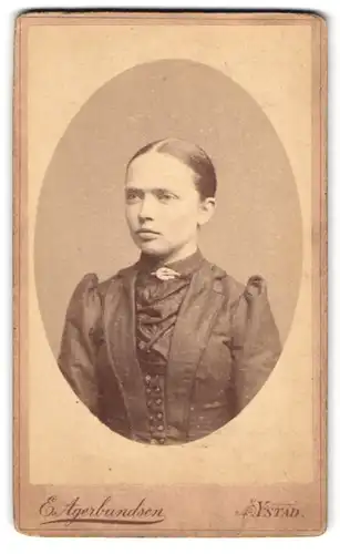 Fotografie E. Agerbundsen, Ystad, Portrait junge Frau im Biedermeierkleid mit Brosche