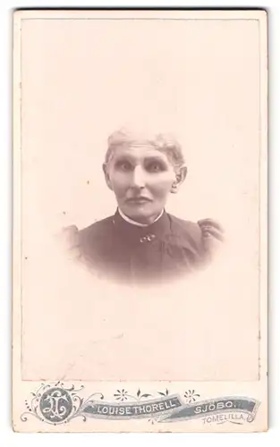 Fotografie Louise Thorell, Sjöbo, Portrait alte Frau im Kleid mit tiefen Augenhöhlen