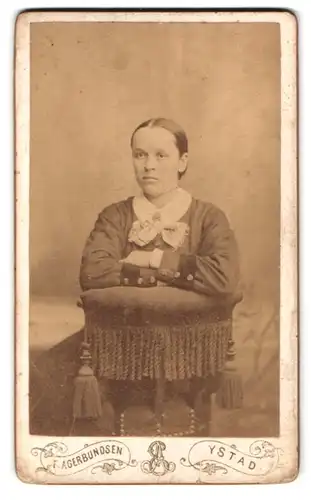 Fotografie F. Agerbrundsen, Ystad, Portrait junge Frau im Kleid mit Schleife