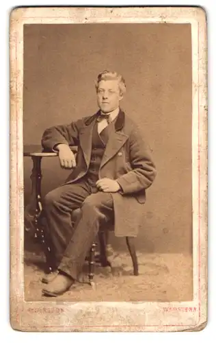 Fotografie A. Andersson, Wadstena, Portrait Mann im Anzug an einem Tisch sitzend