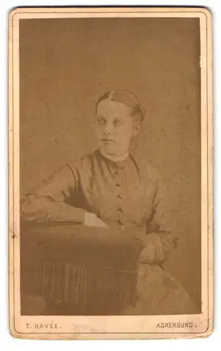 Fotografie T. Havee, Askersund, Portrait Frau im Kleid mit zurückgebundenen Haaren