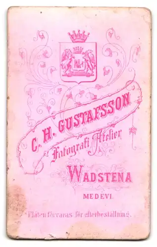 Fotografie C. H. Gustafsson, Wadstena, Portrait Herr im Anzug mit Backenbart