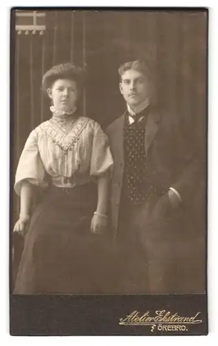 Fotografie Atelier Ekstrand, Örebro, Drottninggatan 21, Portrait Frau und Mann im Kleid mit Rüschenkragen und Anzug