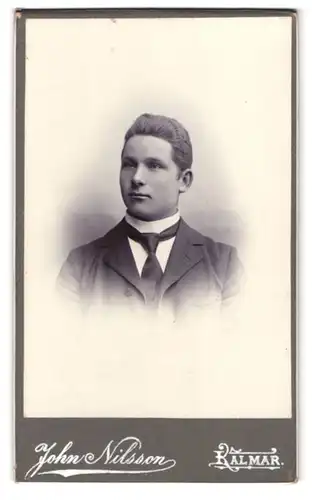 Fotografie John Nilsson, Kalmar, Portrait junger Mann im Anzug mit Schlips