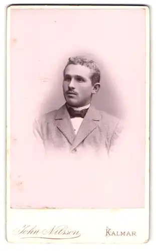 Fotografie John Nilsson, Kalmar, Portrait junger Schwede im hellen Anzug mit Fliege
