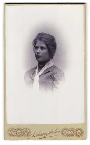 Fotografie Axelssons Atelier, Tidaholm, Portrait junge Frau im Kleid mit Halstuch und Brosche
