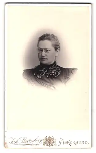 Fotografie Joh. Strömberg, Askersund, Portrait Dame im bestickten Kleid mit Zwicker Brille