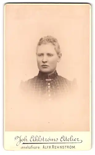 Fotografie Alfr. Rehnström, Motala, Portrait junge Schwedin im karierten Kleid mit Locken