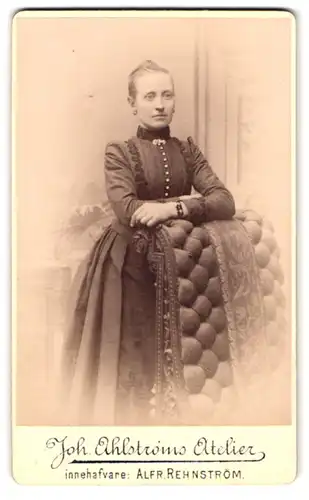 Fotografie Alfr. rehnström, Motala, Portrait Dame im Biedermeierkleid mit Armband und Brosche