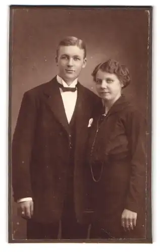 Fotografie Ida Gullbrandson, Lund, Stortorget 4, Portrait junges Liebespaar im Anzug und Kleid posiert im Atelier