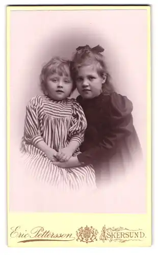 Fotografie Eric Pettersson, Askersund, Portrait zwei Schwestern im gestreiften und schwarzen Kleid mit Haarschleife