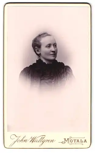 Fotografie John Wallgren, Motala, Portrait junge Frau im Kleid mit zurückgebundenen Haaren