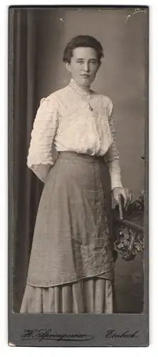 Fotografie H.Springmeier, Einbeck, Portrait junge Frau in weisser Bluse mit grauem Rock