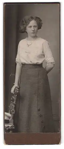 Fotografie Fotograf und Ort unbekannt, Portrait Dame in weisser Bluse mit Stoffrock und Halskette