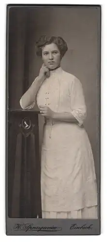 Fotografie H. Springmeier, Einbeck, Portrait Frau im weissen Kleid mit Locken und Halskette