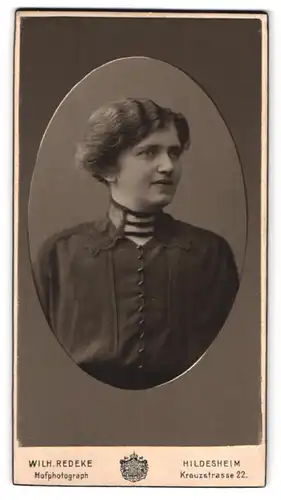 Fotografie Wilh. Redeke, Hildesheim, Kreuzstr. 22, Portrait Frau in schwarzer Bluse mit welligem Haar