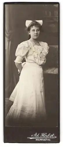 Fotografie Ad. Herbst, Wolfenbüttel, Portrait junge Frau im weissen Kleid mit Haarschleife