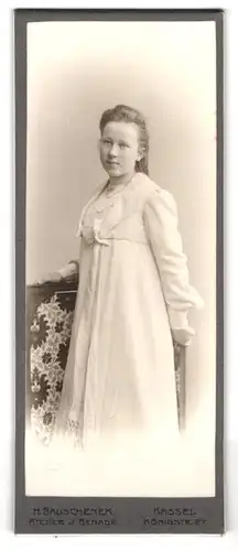 Fotografie H. Bauschenek, Kassel, Königstr. 27, Portrait junge Frau im weissen Kleid posiert im Atelier
