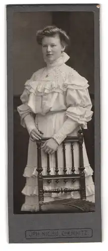 Fotografie Joh. Niclou, Chemnitz, Portrait junge Frau in weissen Kleid mit hohen Kragen