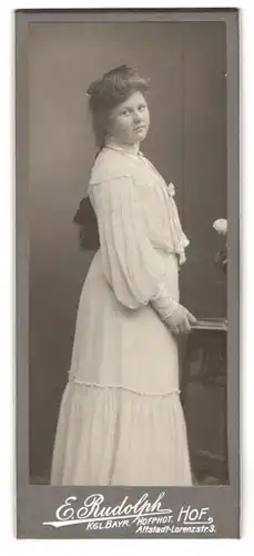 Fotografie E. Rudolph, Hof, Lorenzstr. 3, Portrait DAme im weissen Kleid mit hochgesteckten Haaren