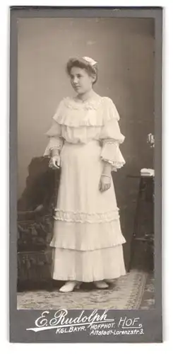 Fotografie E. Rudolph, Hof, Lorenzstr. 3, Portrait Dame im weissen Kleid an einem Sessel stehend