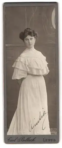 Fotografie Carl Bellach, Leipzig, Portrait Dame im weissen Kleid mit Locken