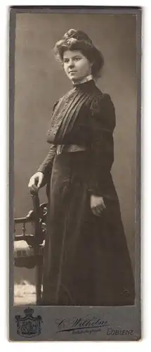 Fotografie C. Wilhelm, Coblenz, Portrait Dame im schwarzen Kleid mit Hochsteckfrisur