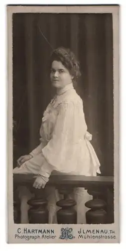 Fotografie C. Hartmann, Ilmenau, Mühlenstr., Portrait Dame Liesel Hermann im weissen Kleid