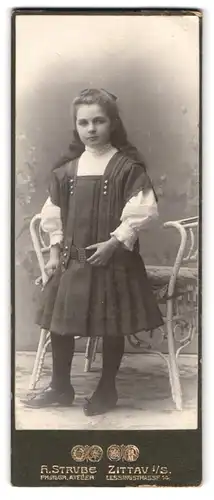 Fotografie H. Strube, Zittau i. S., Lessingstr. 14, Portrait Mädchen im Kleid mit langen haaren