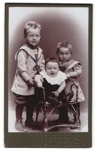 Fotografie E. Brandt & Co., Slagelse, Svejtserpladsen, Portrait drei Kinder in Marine Outfit im Atelier
