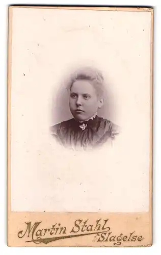 Fotografie Martin Stahl, Slagelse, Rosengade 3, Portrait junge Frau im Kleid mit Brosche