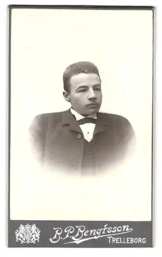 Fotografie B. P. Bengtsson, Trelleborg, Portrait junger Mann im Anzug mit Fliege und Bürstenhaarschnitt