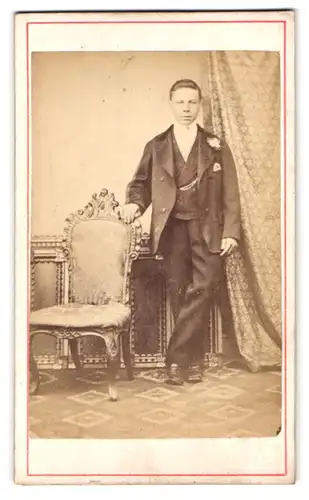 Fotografie Fotograf und Ort unbekannt, Portrait junger Mann im Anzug mit Weste und Einsteckblume