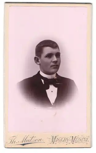 Fotografie Th. Matson, Mjölby, Portrait junger Mann im Anzug mit Fliege
